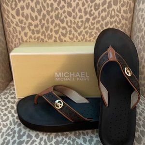 Like new size 9 MK flip flops! Really cute!